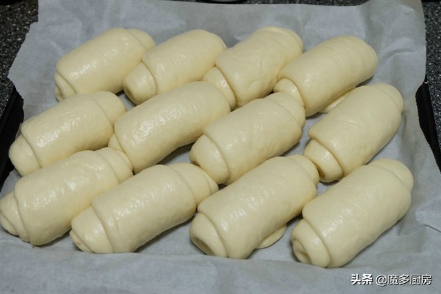 想吃面包不用买，这个面包做法太简单，一盘12个，香甜松软拉丝
