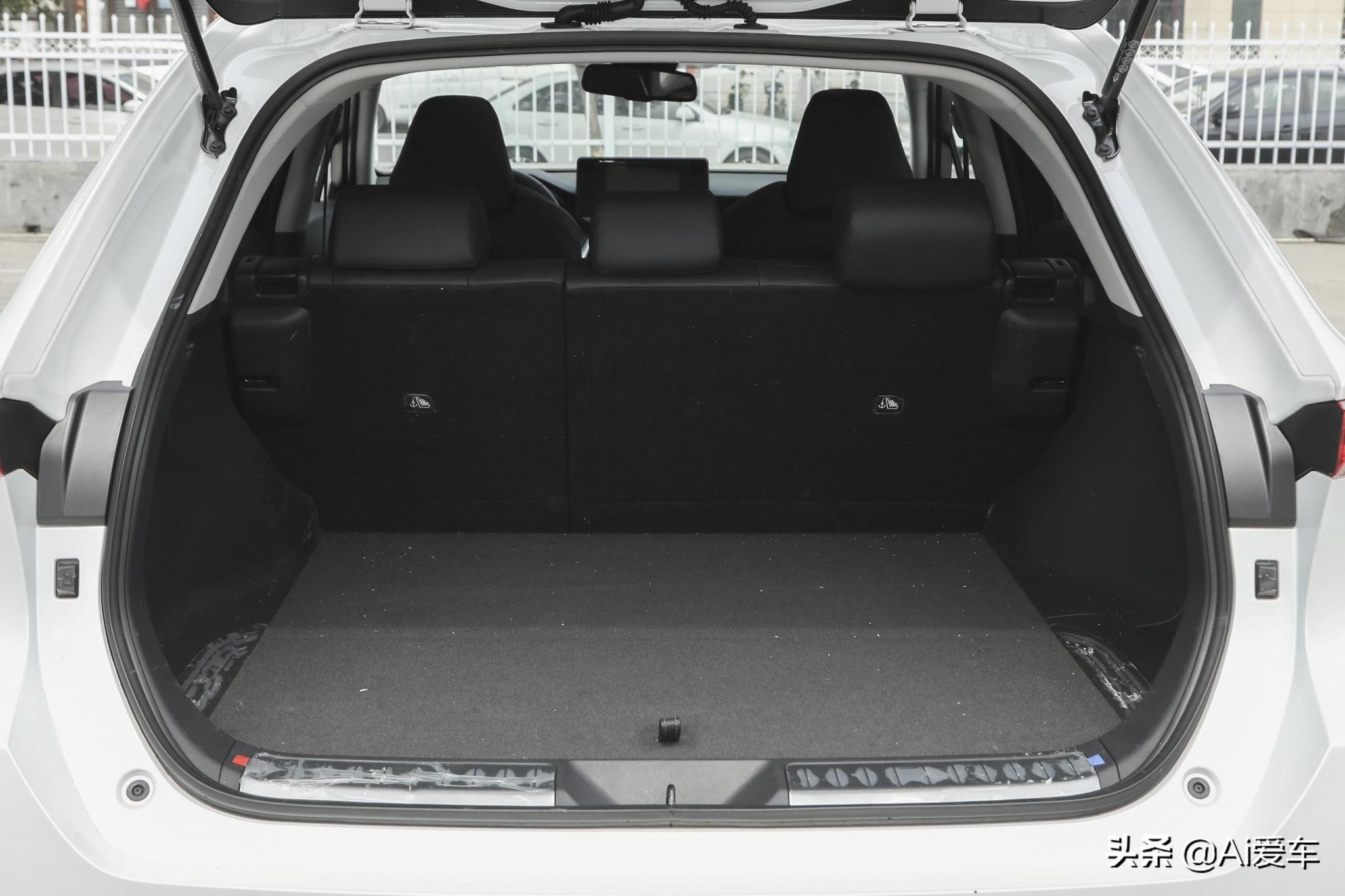 4.5L油耗，丰田新款家用SUV，外观新潮内饰高档，实拍凌放HARRIER
