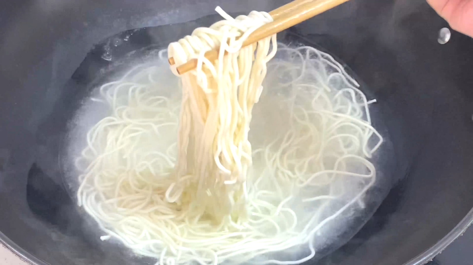 煮面條最忌開水下鍋，面館老師傅教你方法，做法簡單，爽滑又勁道