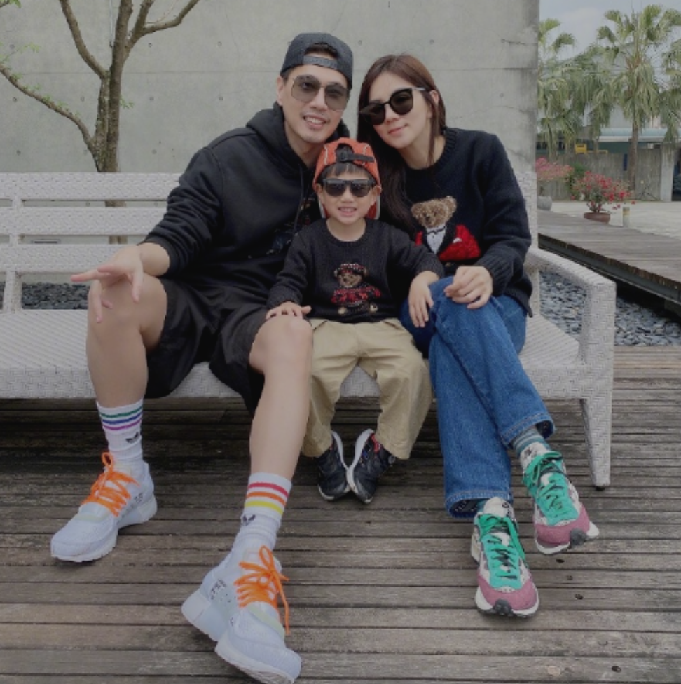 Ella为丈夫刮痧，对镜自拍表情俏皮，结婚多年被宠成少女