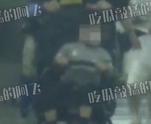 吴奇隆一家三口逛超市，刘诗诗推着婴儿车，步步肉嘟嘟萌态十足