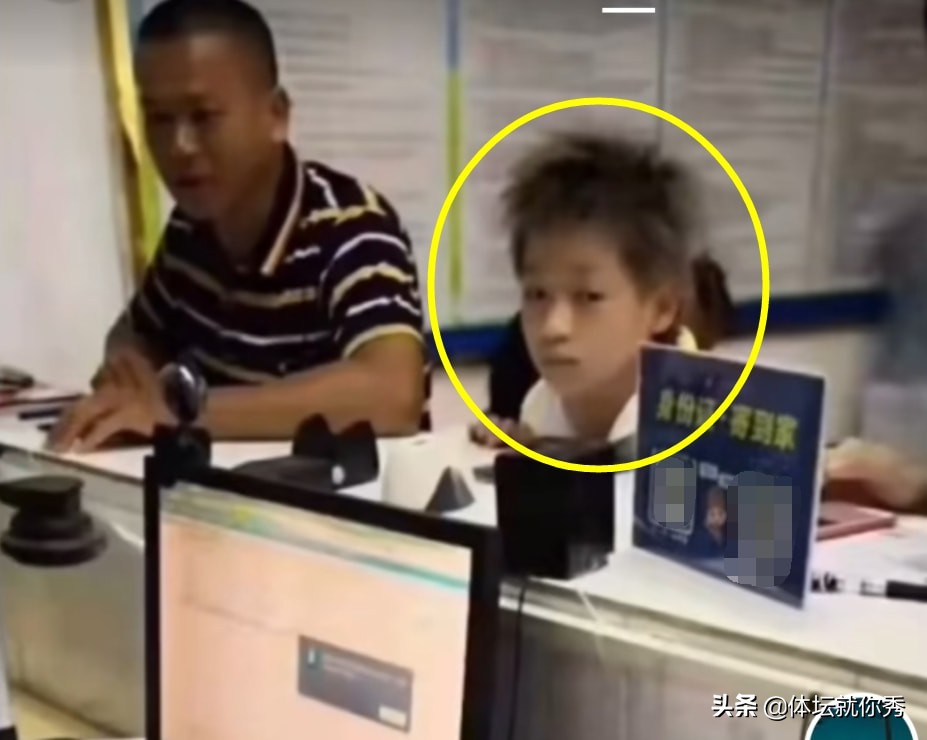 刺猬头扎眼！全红婵去办身份证，站父亲旁边太羞涩，像个叛逆少年