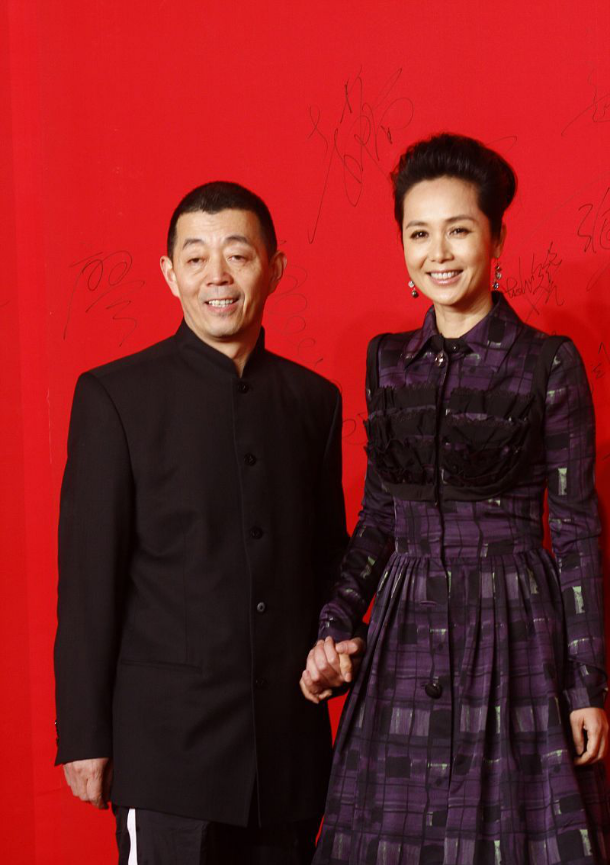 顾长卫小11岁老婆,好身材穿印花衬衫裙,人到中年还是美得出众