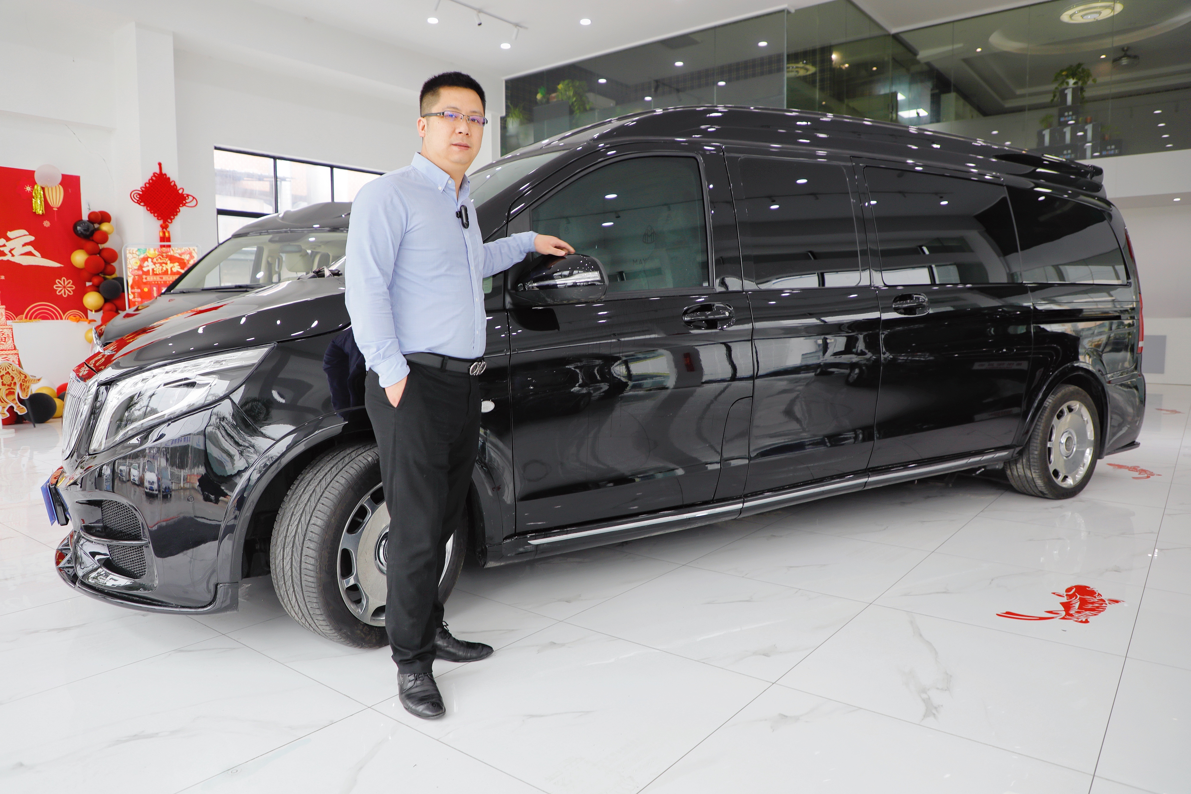 实拍5.9米长的丰田保姆车！配4个埃尔法航空座椅，MPV头号霸主？