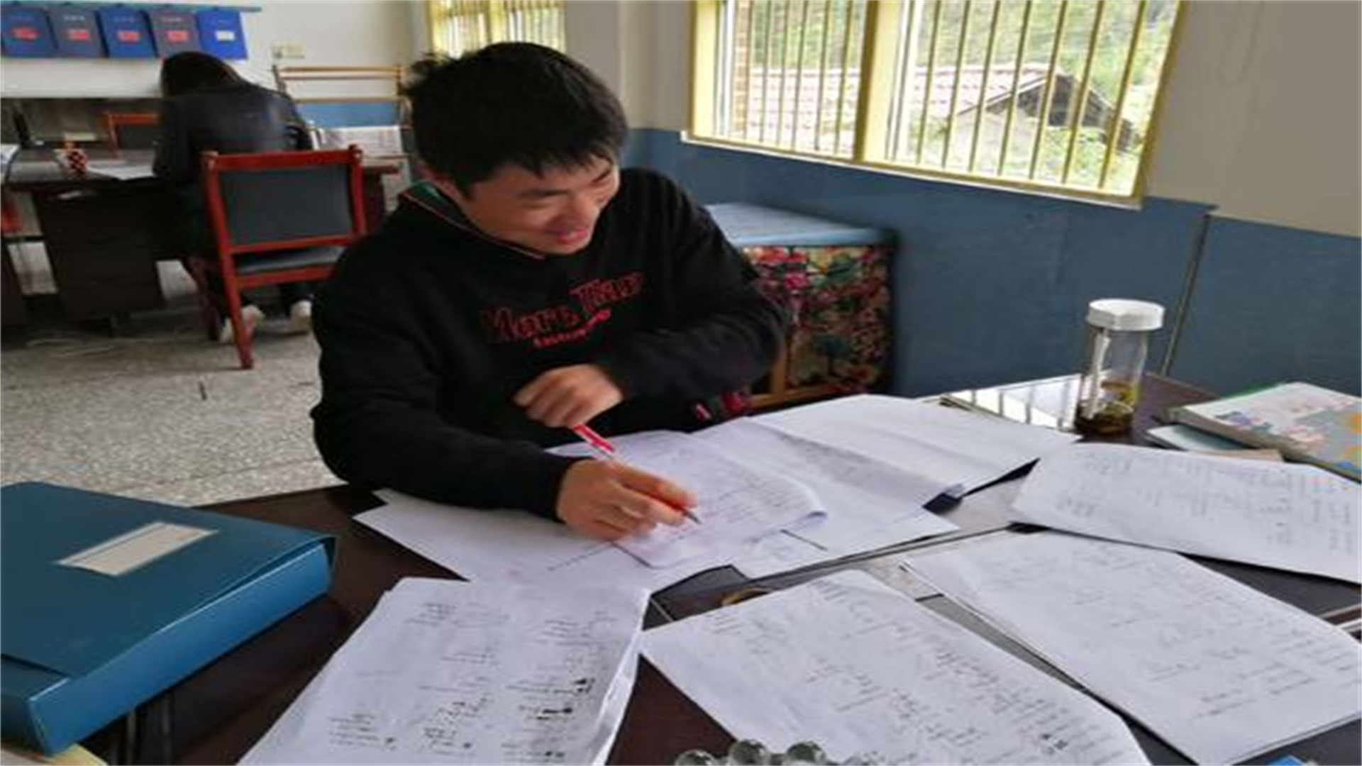 老师改卷批语引起家长不满，教育部回应此事：老师已被惩罚道歉