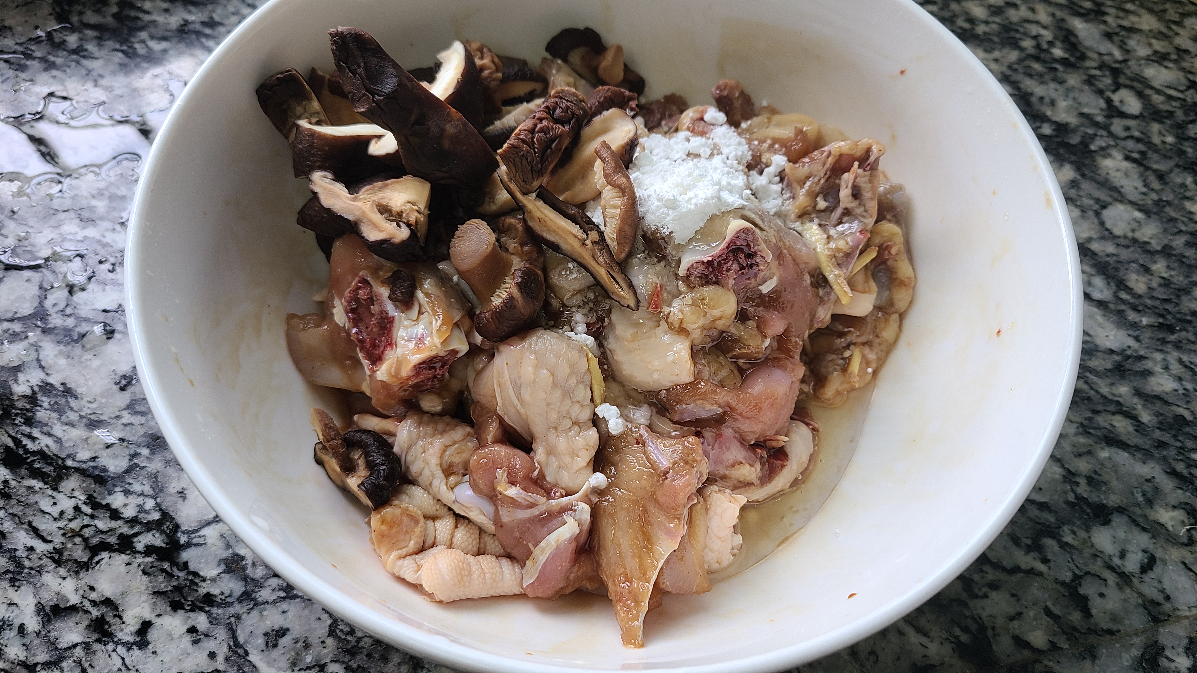 广东人很爱吃的香菇蒸滑鸡，嫩滑好吃，做法简单，看着就馋人