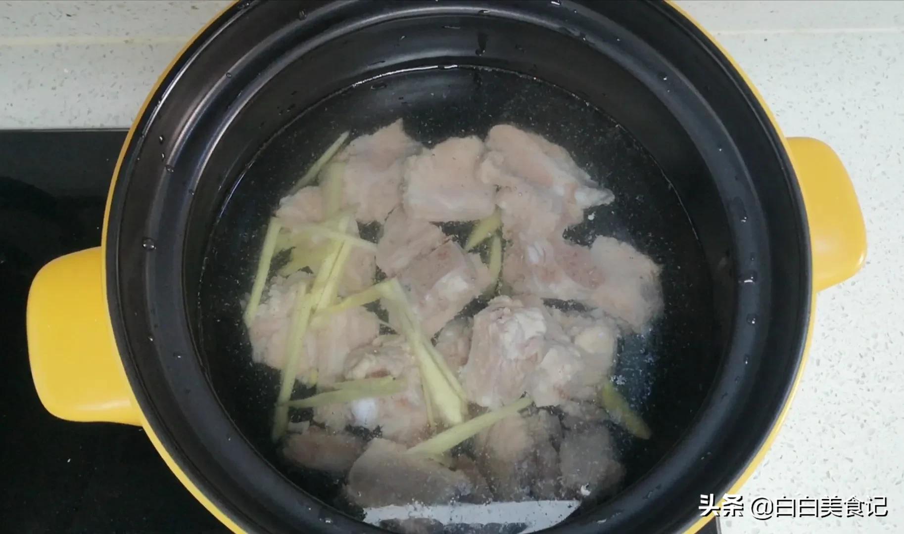 白萝卜排骨汤，砂锅煲可以使食物和汤长时间焖煮使肉烂，汤汁鲜美