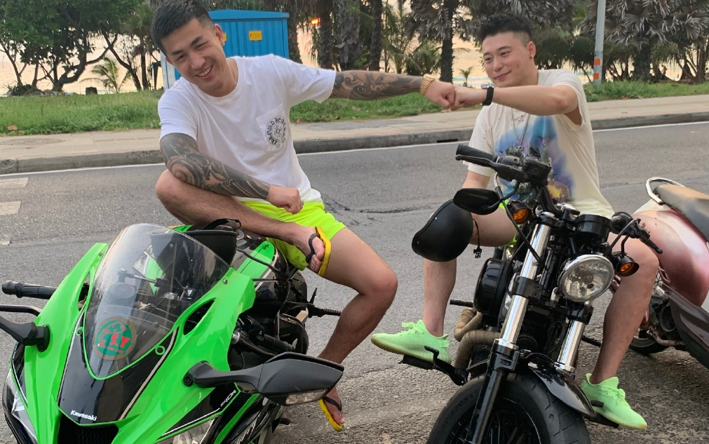 当时的"仙洋"满身的纹身,处事可谓"嚣张至极",不仅在网络上和各大网红