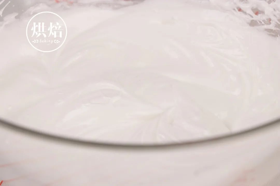 一斤酸奶做个德式酸奶蛋糕 满口都是酸奶味 配上黄油酥粒 绝了
