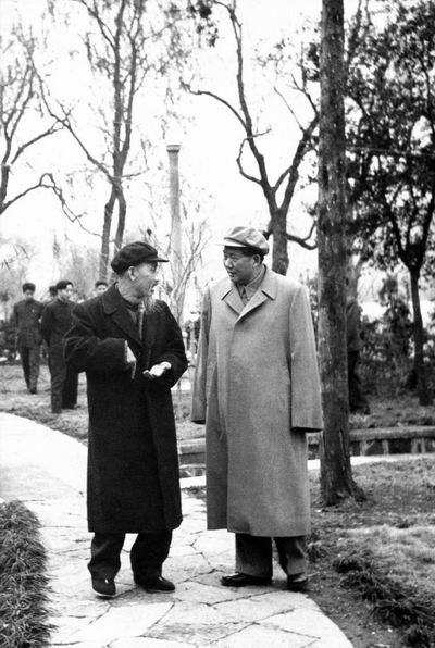1950年胡志明秘密来华，找接待人员要零花钱，给邓颖超买了件礼物