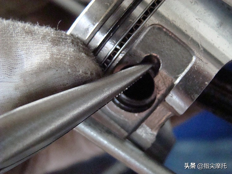 下篇：摩托车烧机油冒青烟，这两处地方搞明白，分分钟解决问题!