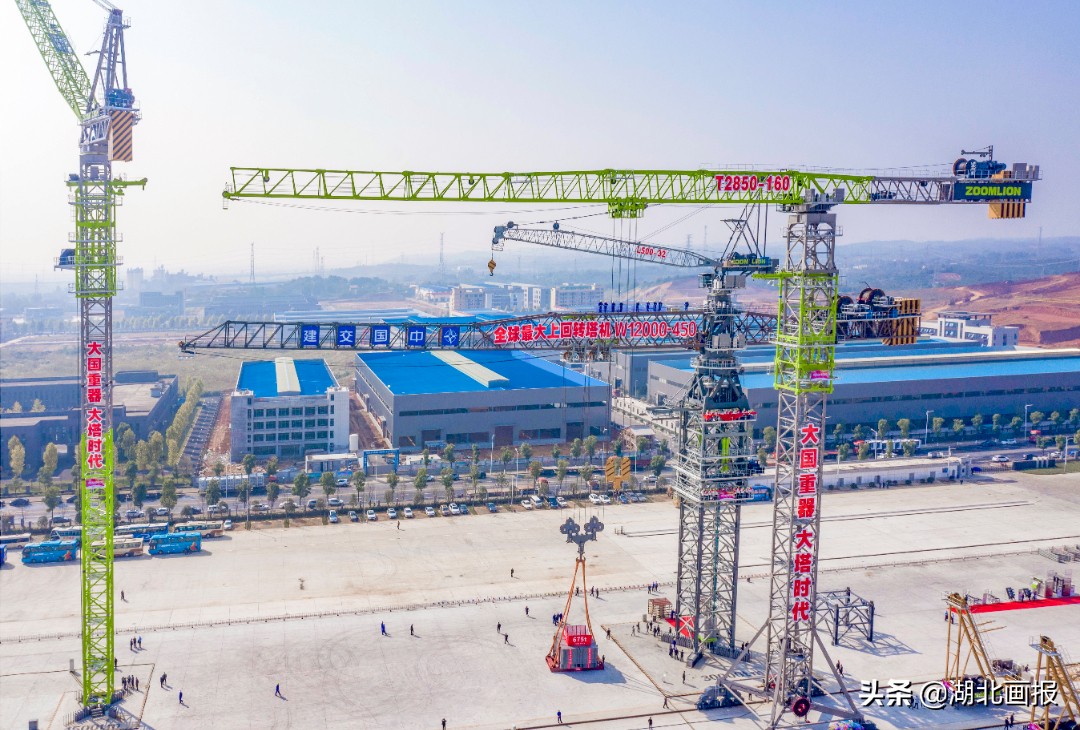 中交二航局打造的全球最大上回转塔机正式下线