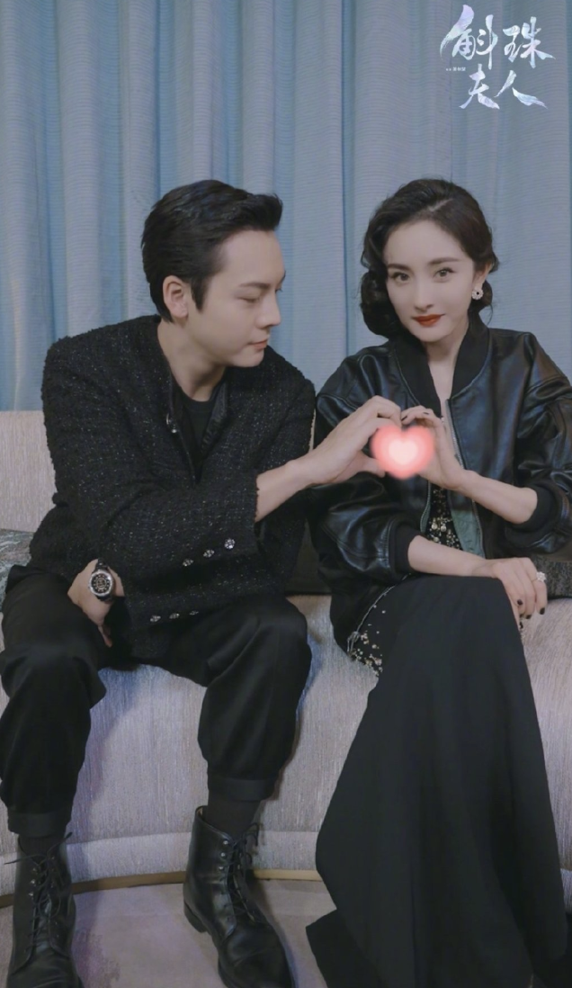 杨幂陈伟霆拍双人大片，方诸海市戏外比心，直播互动花式撒糖