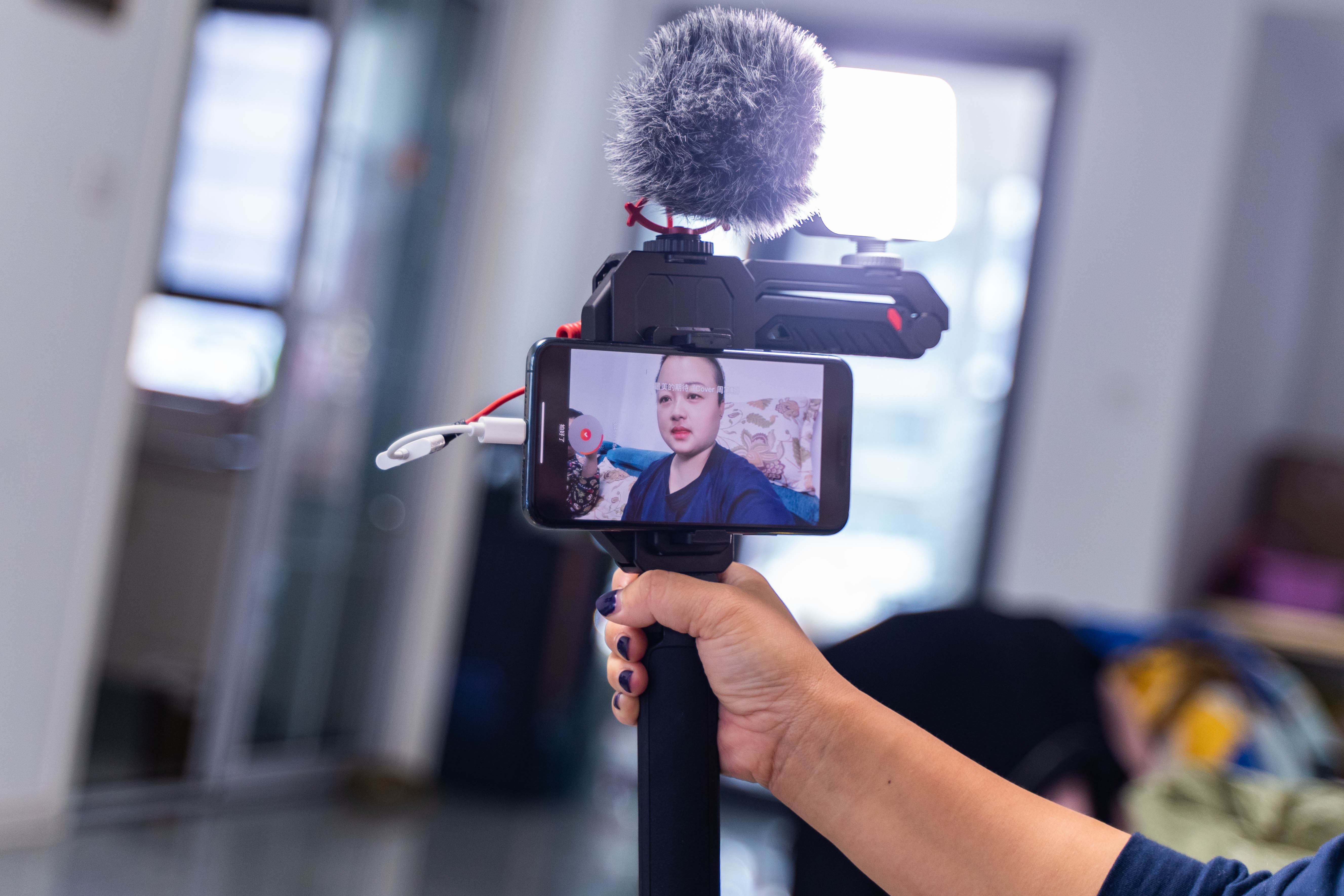 怎么用手机拍出大片？斯莫格手机折叠拓展框为视频创作者助力