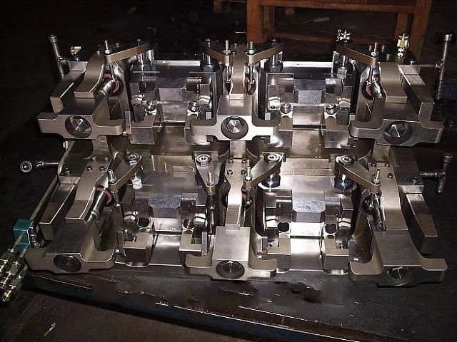 数控加工中心的机床精度最高可达到多少