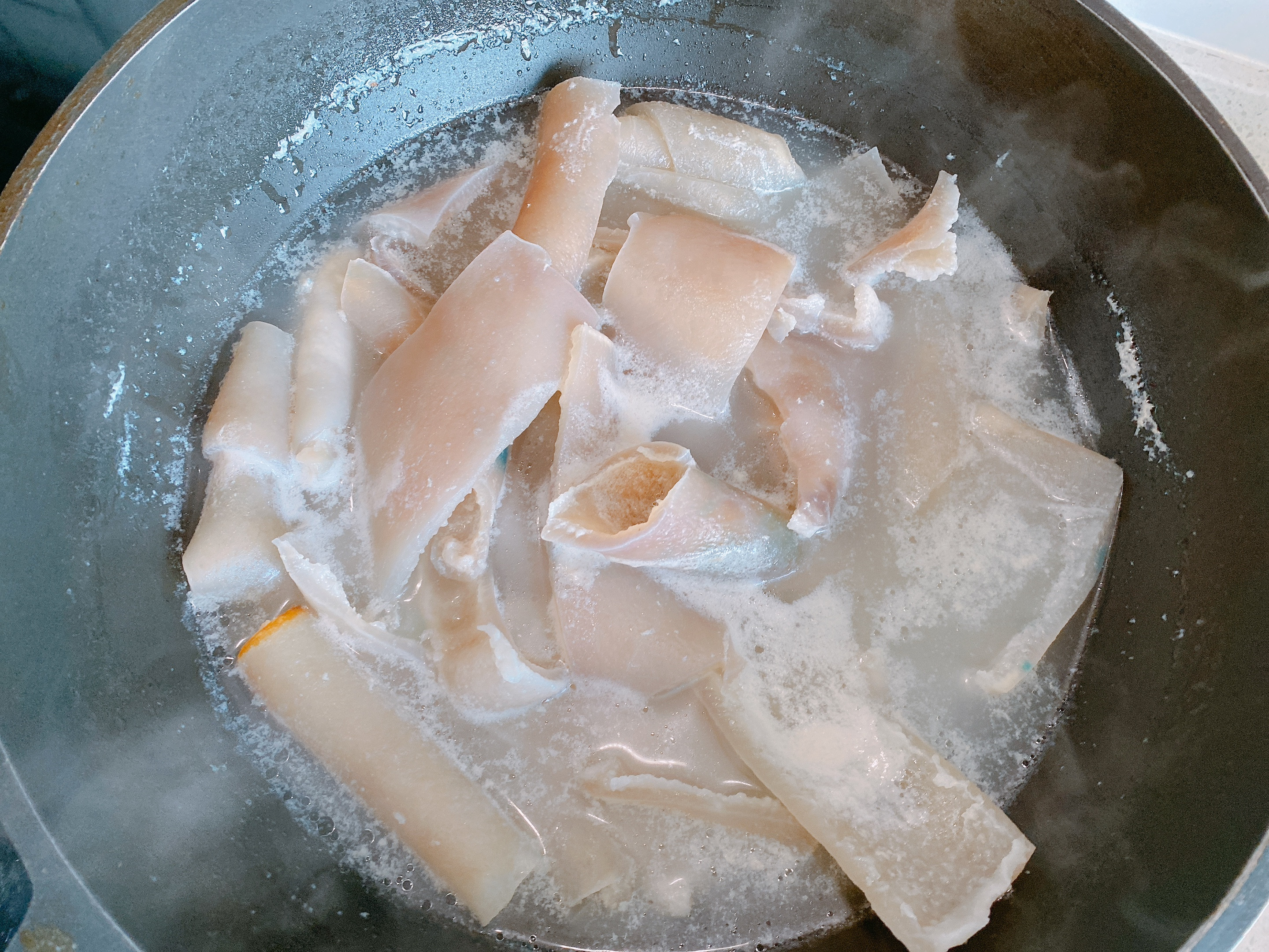 猪皮不要熬猪皮冻了，老妈几十年的做法，色泽金黄起大泡，不肥腻