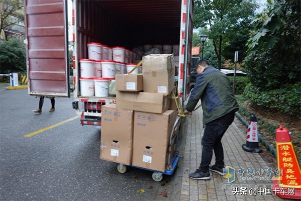 奥铃TX跟车半天 城市快运人的生活知多少