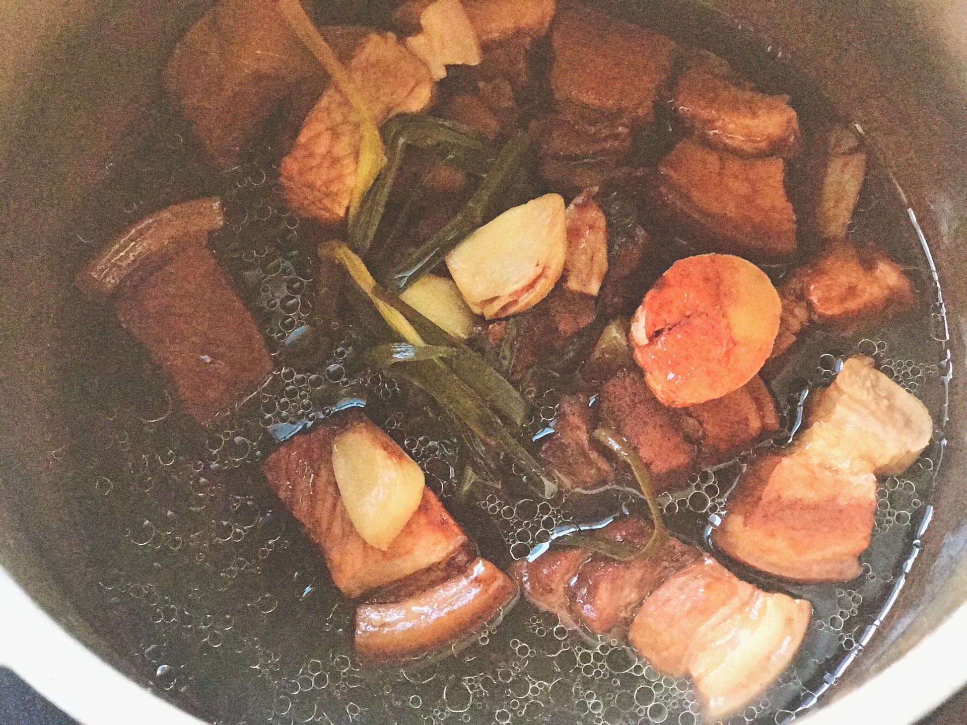 2斤猪肉加上2块腐乳，做一份香糯诱人的腐乳红烧肉，软烂解馋