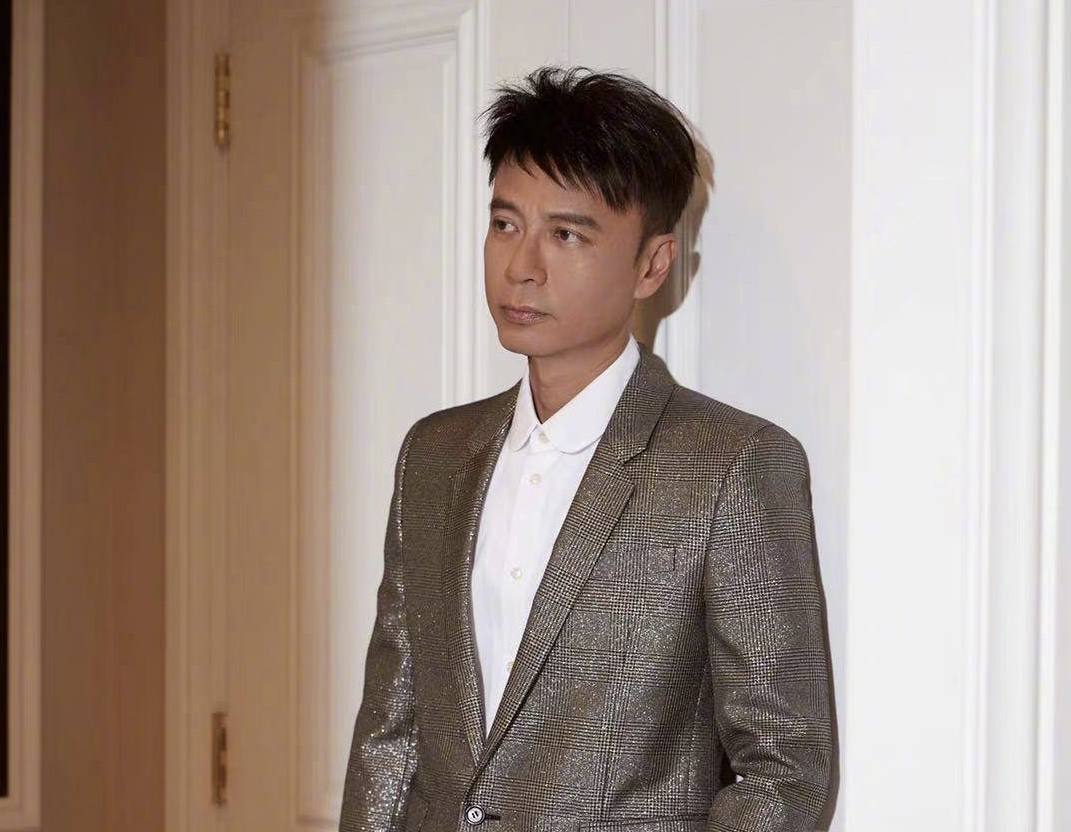 为了给妻子和孩子提供更好的生活环境,李克勤也在内地和香港两头跑