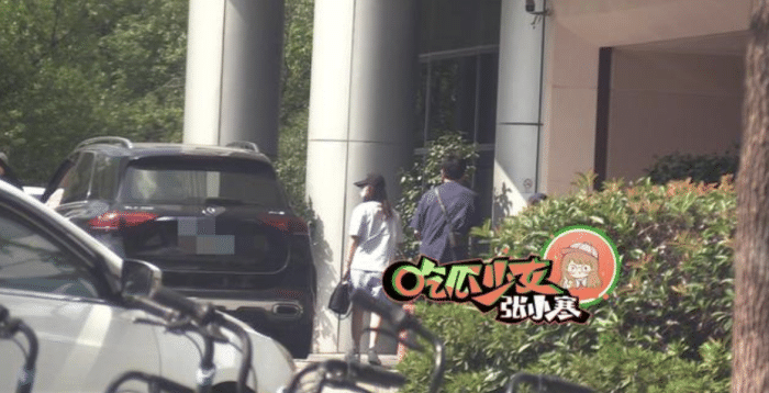 吴奇隆一家三口逛超市，刘诗诗推着婴儿车，步步肉嘟嘟萌态十足