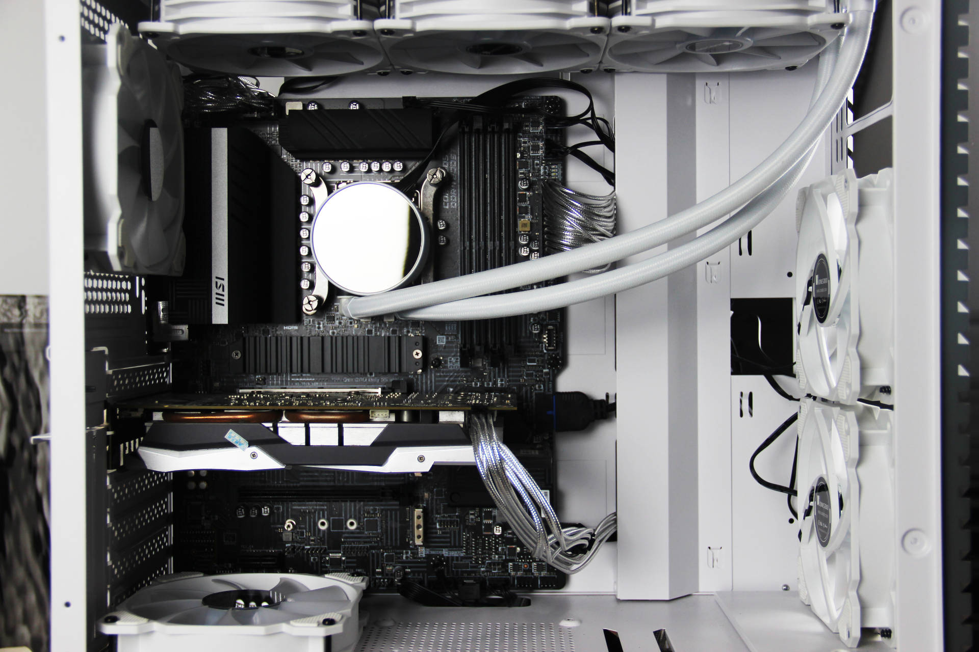 圣洁白机箱怎能缺少白内存？阿斯加特女武神指明方向