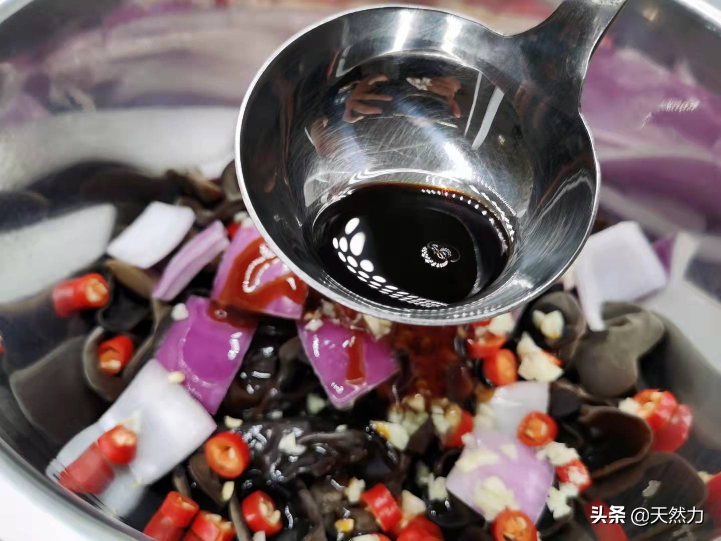 饭店的洋葱拌木耳是怎么做出来的，告诉你步骤和技巧，收藏好哦