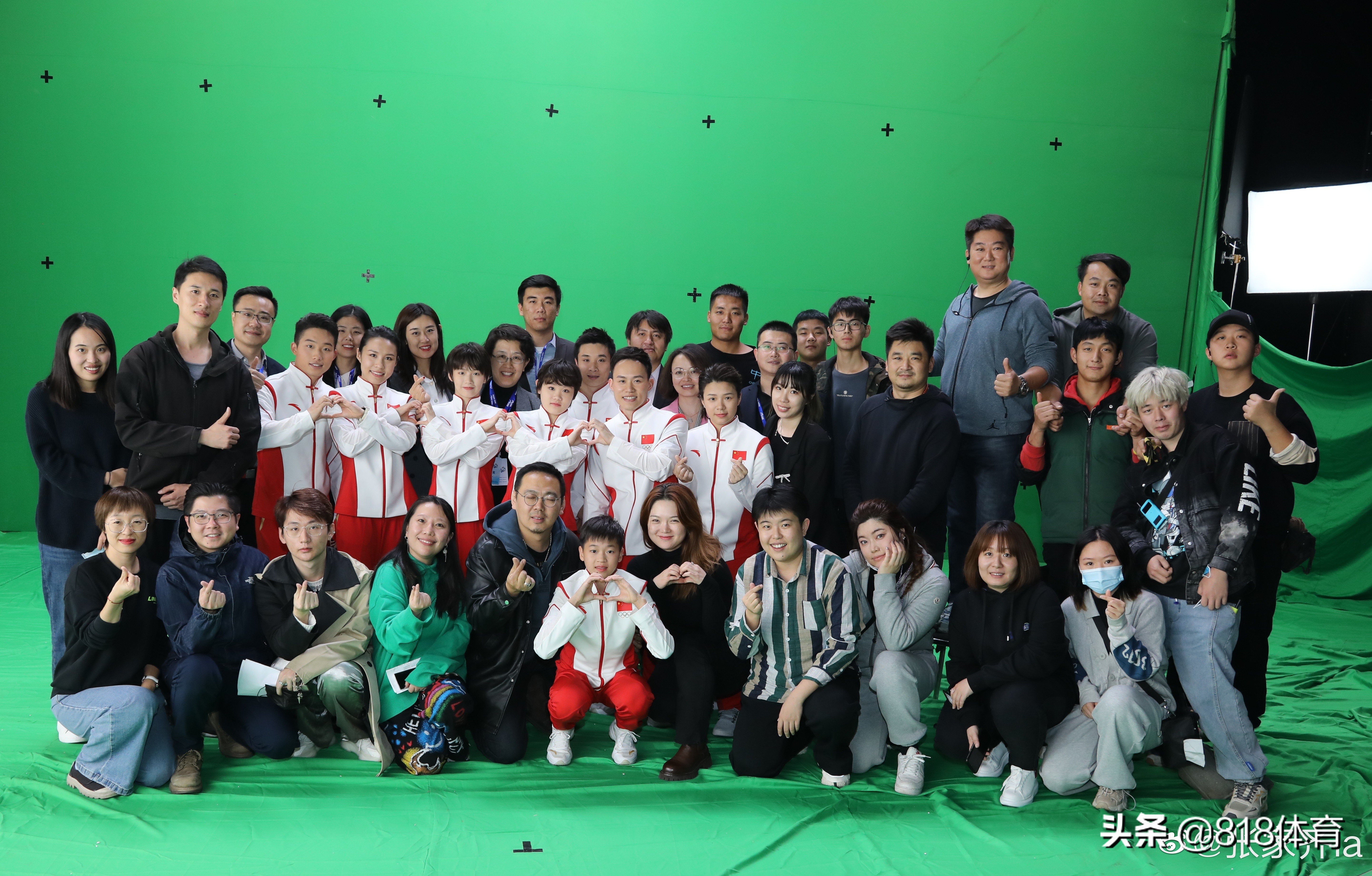 大佬!全红婵裹大衣捧保温杯走出老干部气派,军神吕小军当贴身保镖