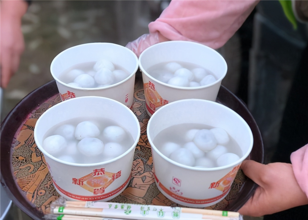 速冻汤圆怎么煮？下锅的水冷热有诀窍，出锅多一步，软糯不破皮