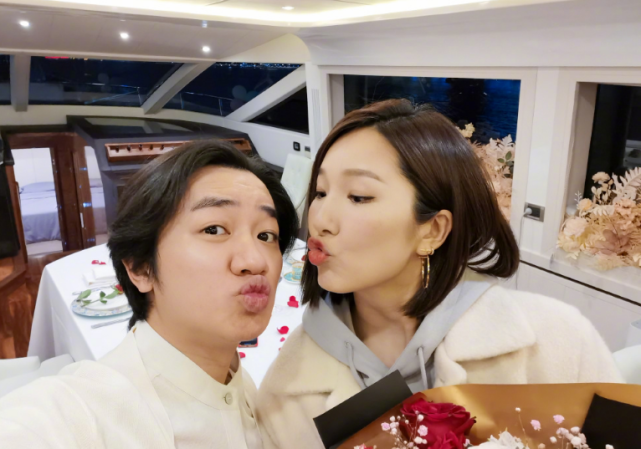 全家逐渐蓝化！王祖蓝带妻女玩模仿，Gabby模仿到位一脸得意