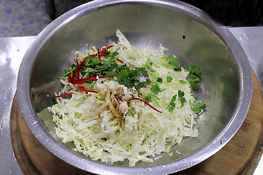 年后大鱼大肉吃腻了，教你最解腻凉拌白菜心的做法，脆嫩又爽口