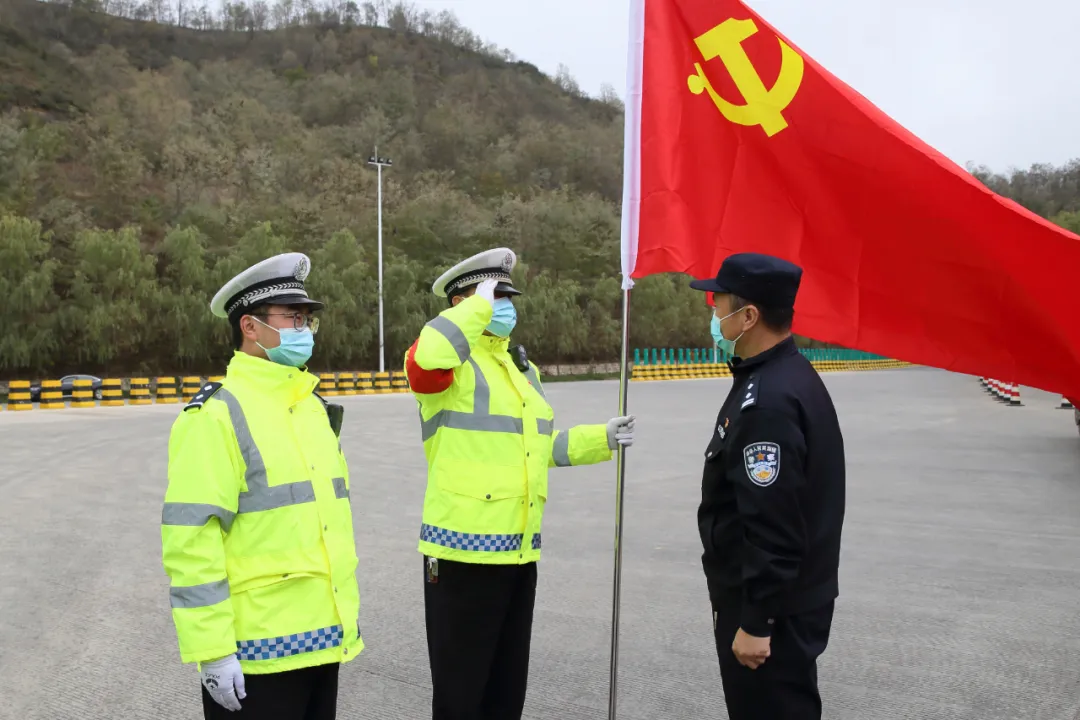 甘泉公安：抗疫一线党旗红 勇担使命践初心