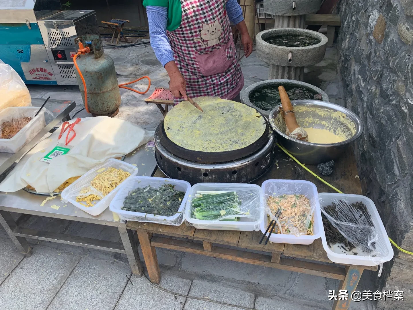 山东煎饼卷大葱的正宗家常做法,传统手工制作这些工具你认识吗?