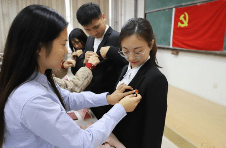 大学生入党流程，想要尽早入党最好竞选这个职务，早知道早受益