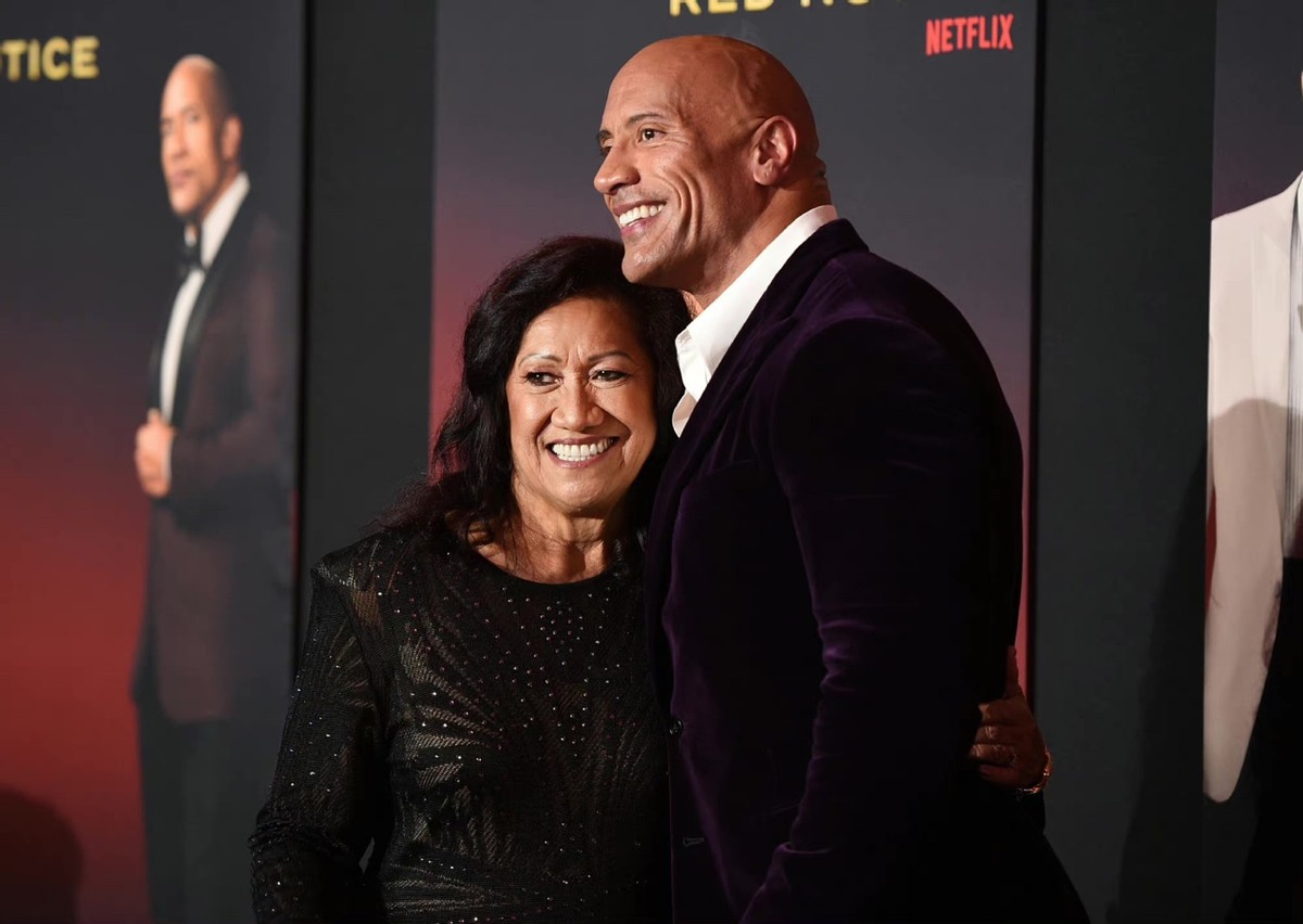 巨石强森带妈妈出席首映礼，母子俩长得太像，网友：区别只是头发