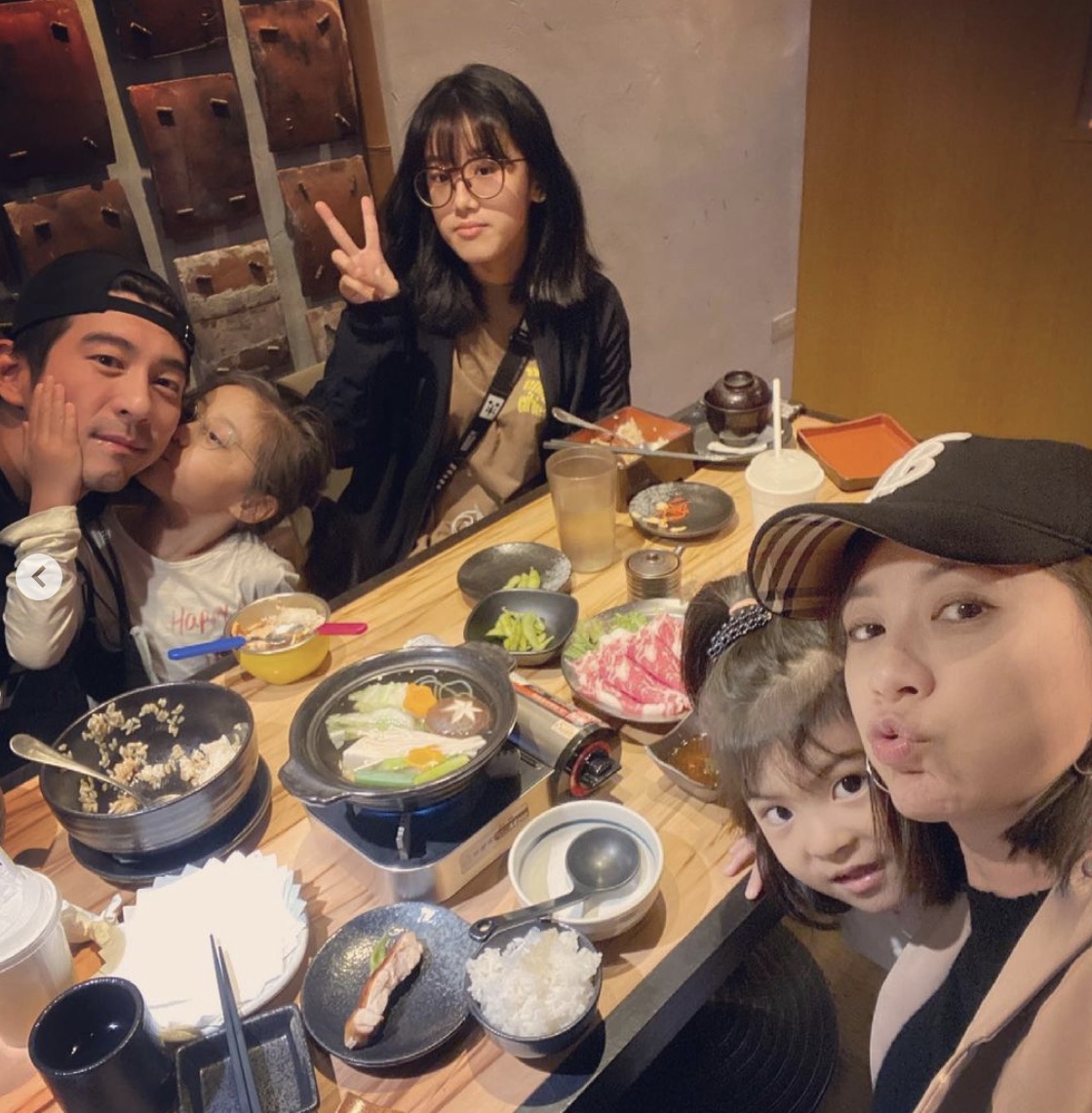 修杰楷骗俩女儿爬上山顶，咘咘波妞说了近200次“好累”却仍坚持