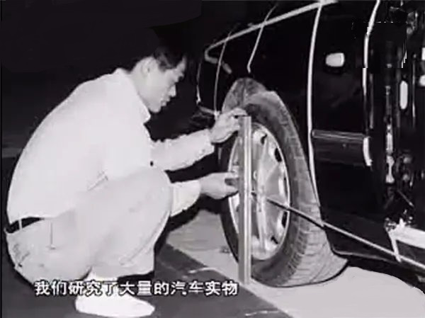 吉利千辛万苦敲打出的100辆豪情，为何李书福直接用压路机报废？