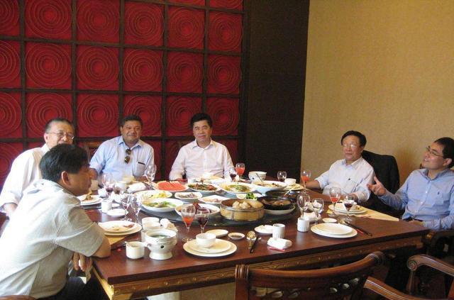 北大教授饶毅：几个院士围着一个处长赔笑，拉关系比做科研时间长