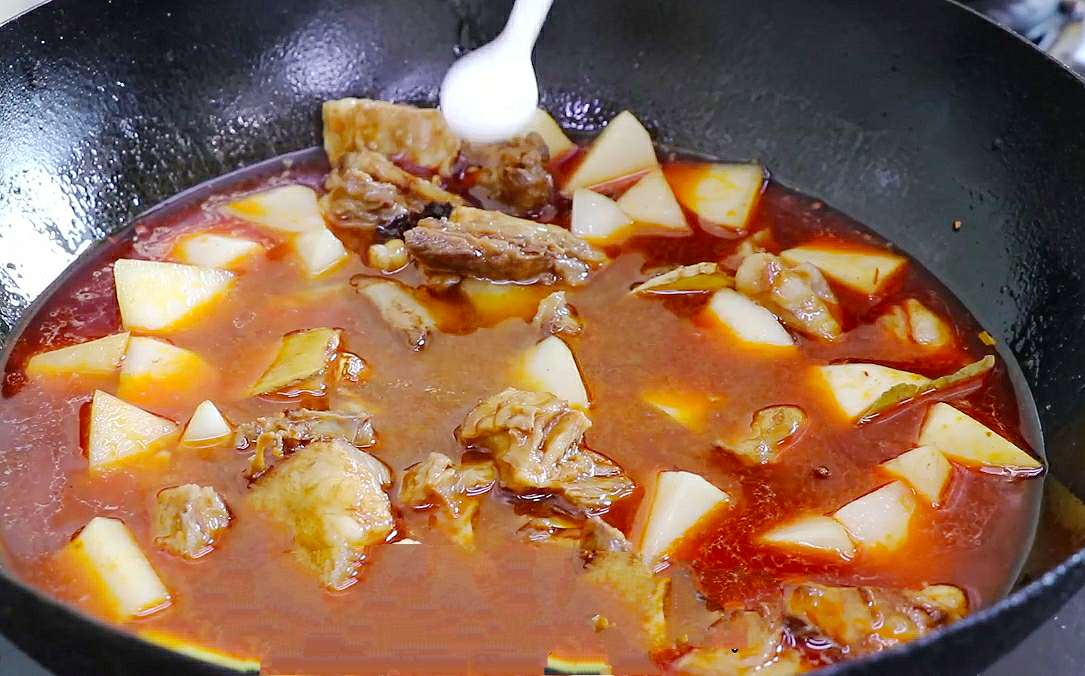 天冷多吃羊肉，教你红烧羊肉的正宗做法，羊肉软烂入味不膻还不腥
