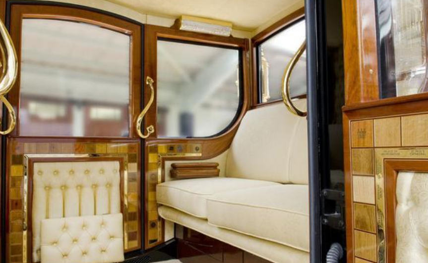 英女王的黄金马车，加名贵宝石的点缀，比任何豪车都霸气有历史感