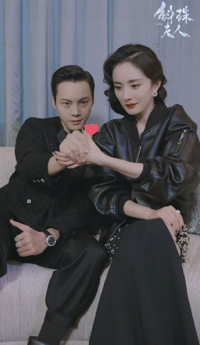 杨幂陈伟霆拍双人大片，方诸海市戏外比心，直播互动花式撒糖