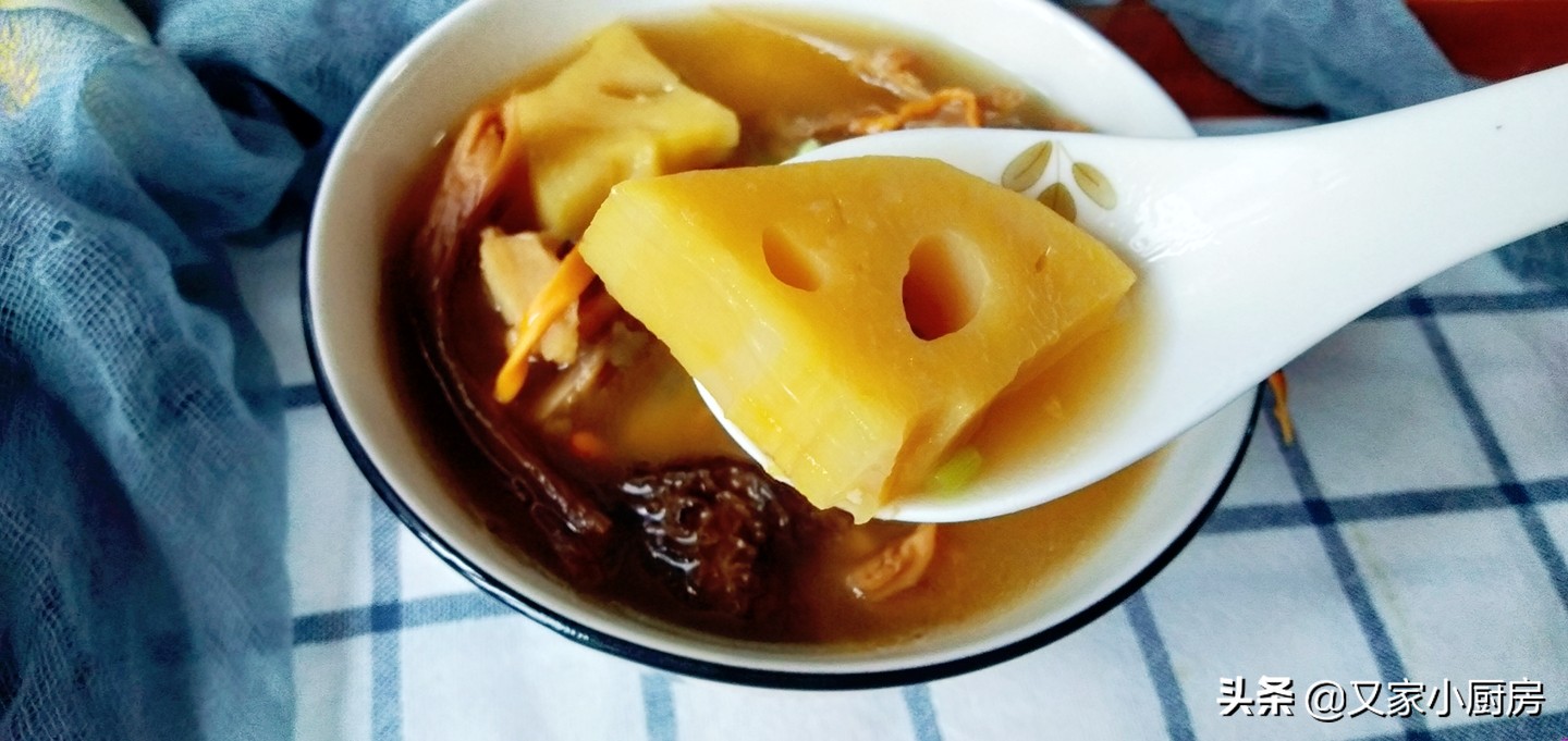 一款特适合秋冬季给家人食补的鸭架汤，补肺润燥、健脾养胃又不腻