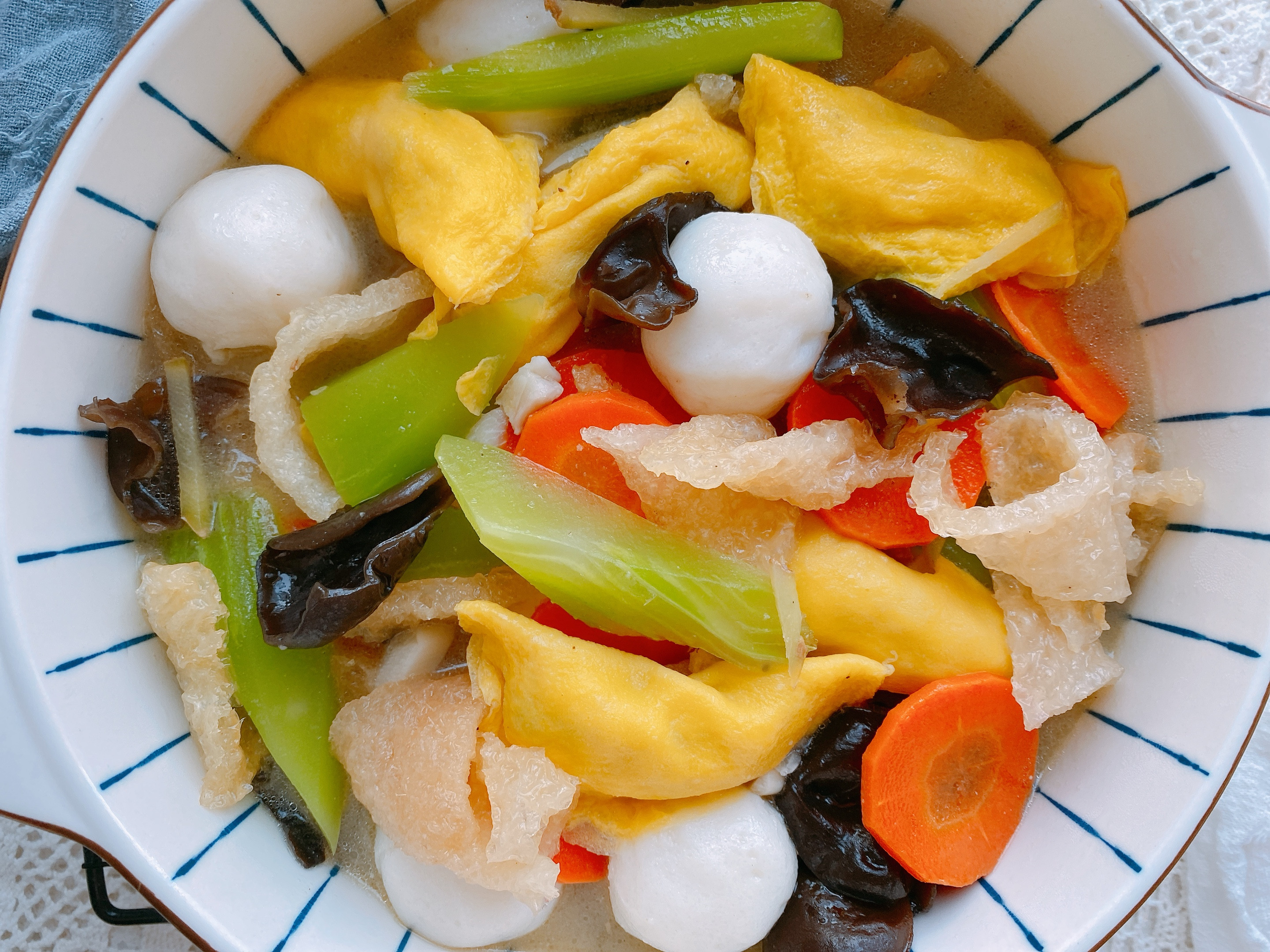 猪皮不要熬猪皮冻了，老妈几十年的做法，色泽金黄起大泡，不肥腻