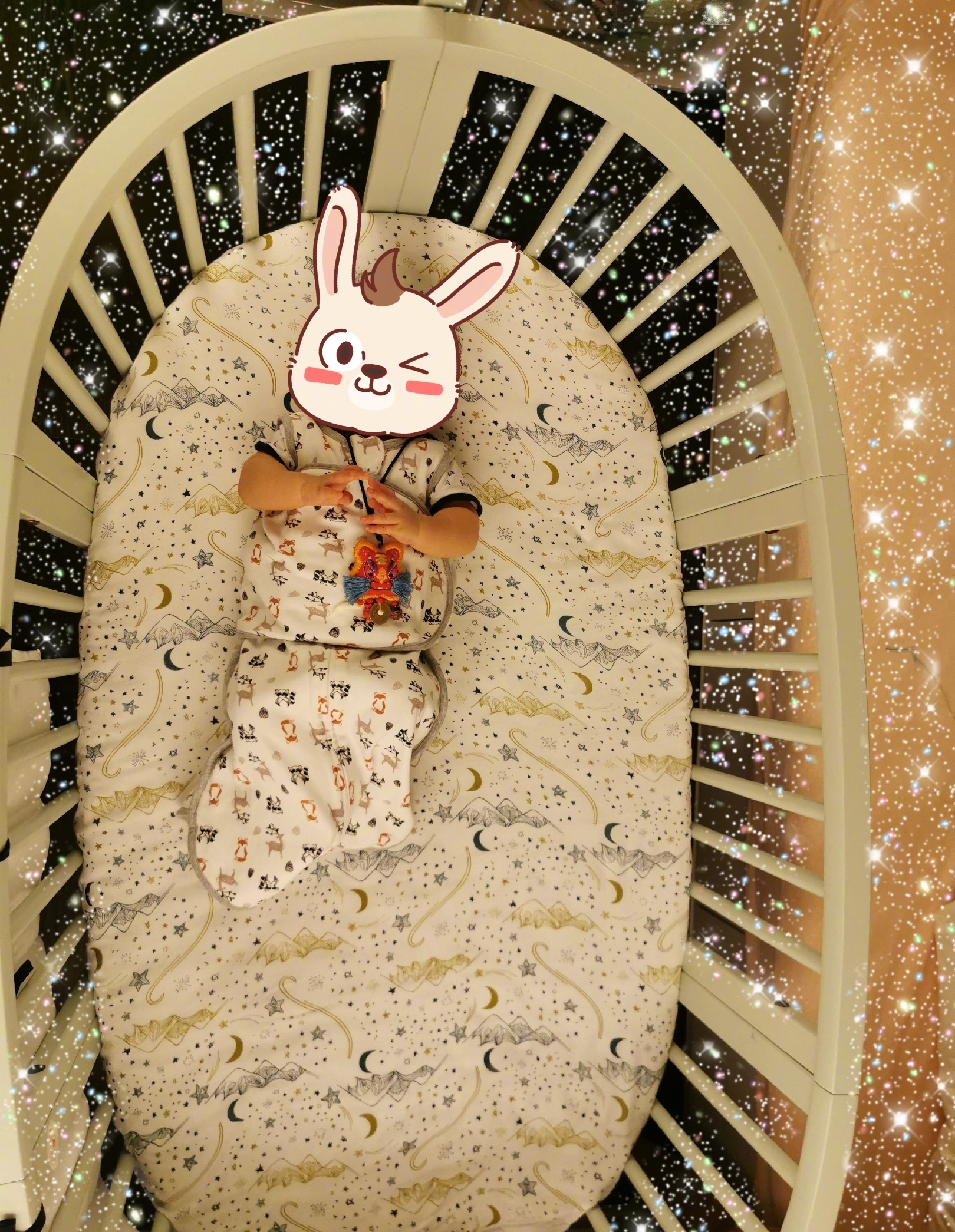 吴奇隆一家三口逛超市，刘诗诗推着婴儿车，步步肉嘟嘟萌态十足