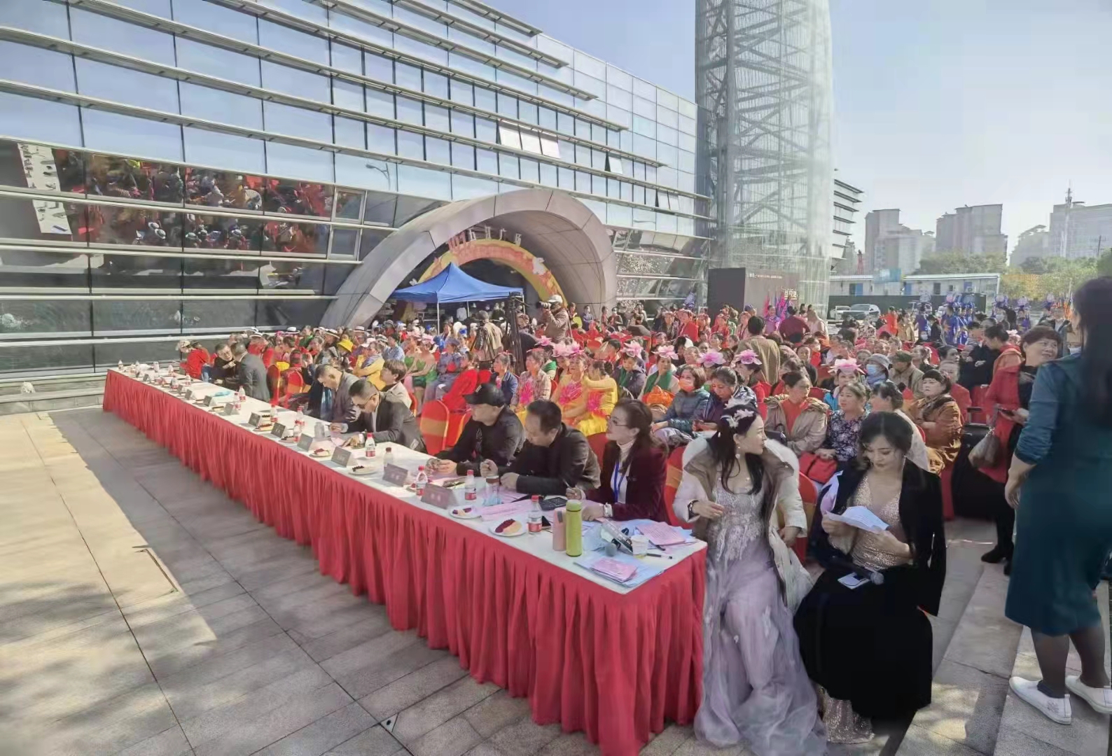 “锦绣潇湘夕阳红”大型群众文艺汇演在长沙五江广场举行
