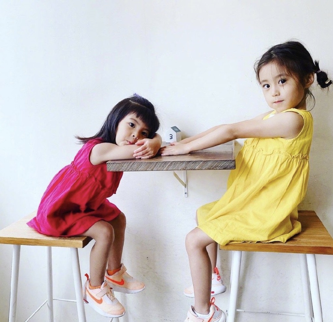 咘咘凌晨五点多起床做功课，戴着眼镜超专注，贾静雯却反而不适应