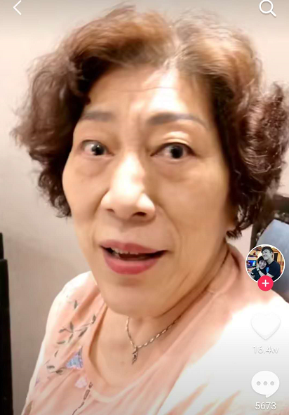 乔任梁妈妈失去儿子还被网络霸凌，网友攻击她长相，她仍笑对恶语