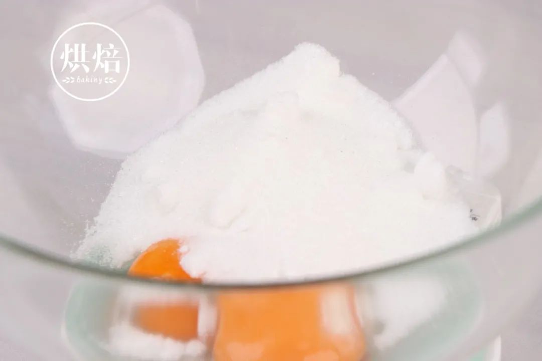 一斤酸奶做个德式酸奶蛋糕 满口都是酸奶味 配上黄油酥粒 绝了