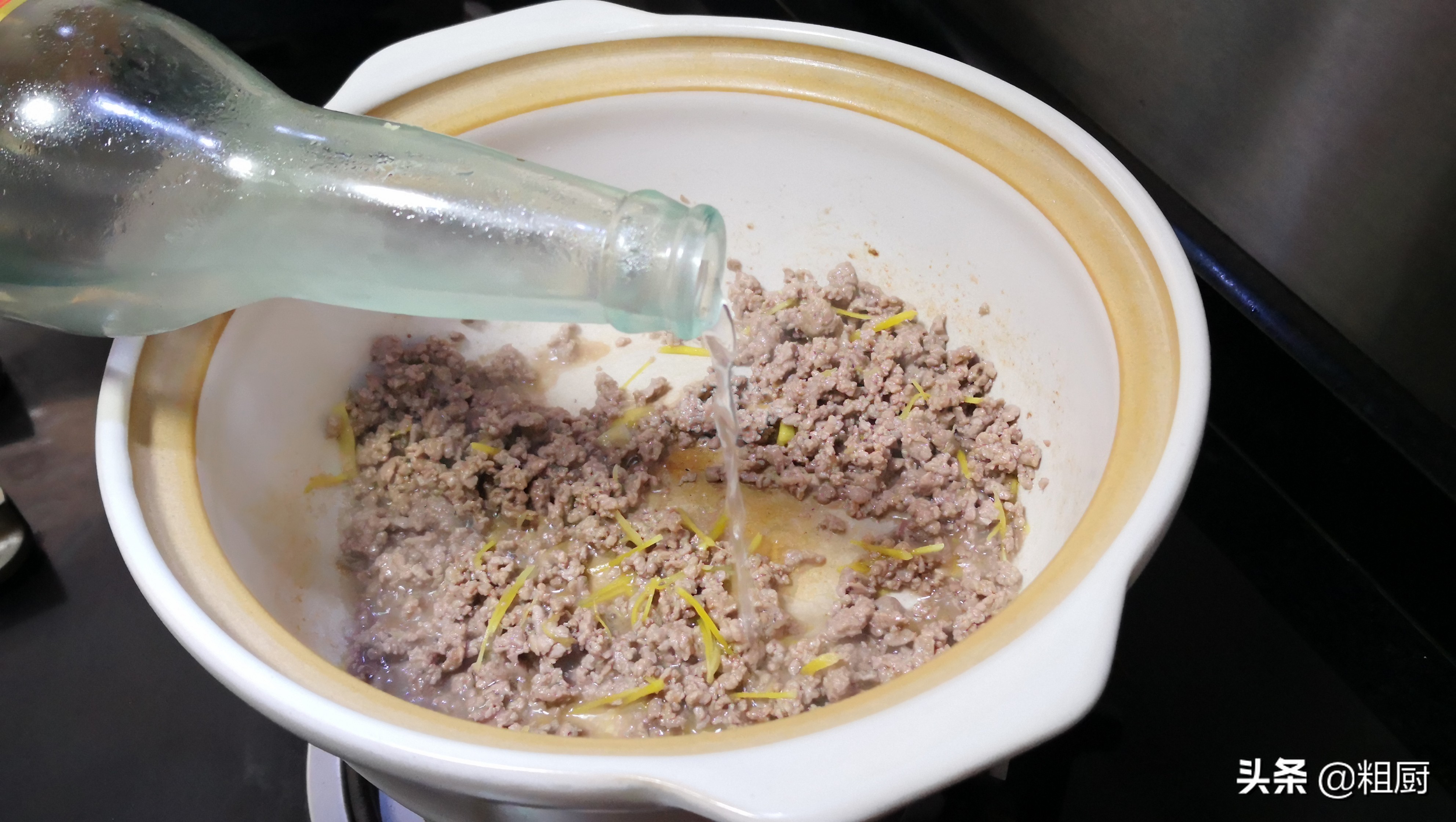 黄豆怎么做更美味？不用泡水加一点牛肉，下饭又下酒的肉汁黄豆