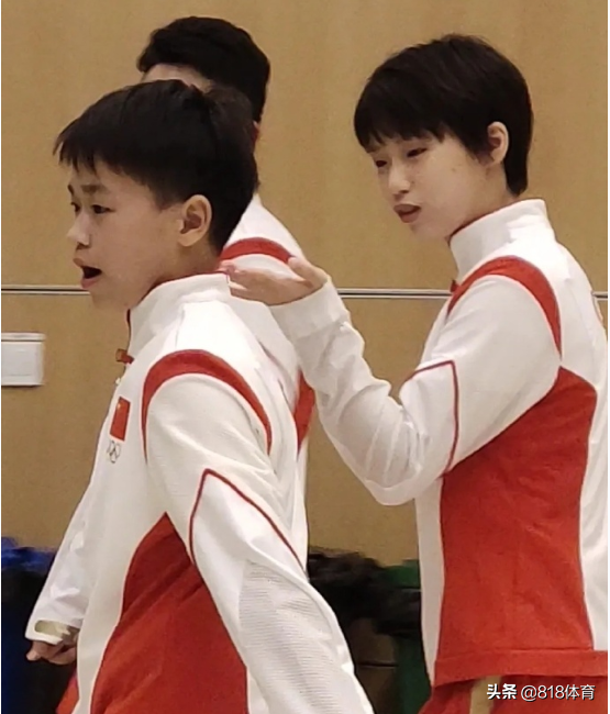 大佬!全红婵裹大衣捧保温杯走出老干部气派,军神吕小军当贴身保镖