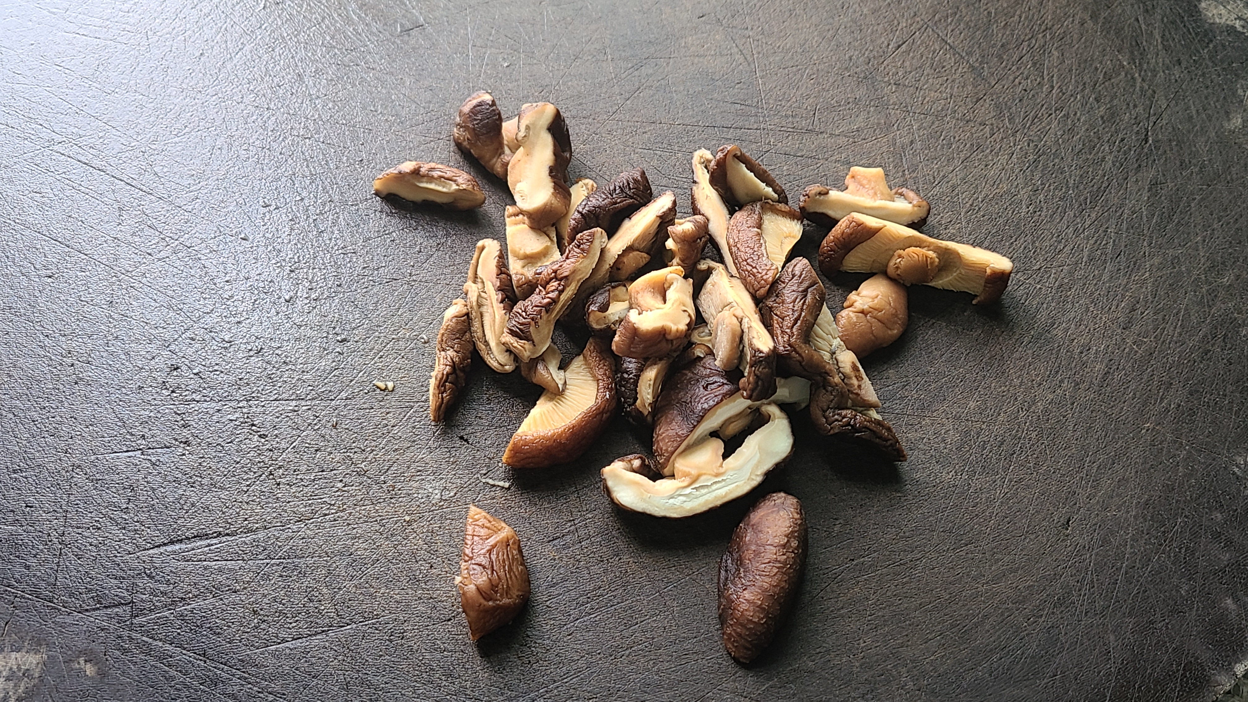 广东人很爱吃的香菇蒸滑鸡，嫩滑好吃，做法简单，看着就馋人